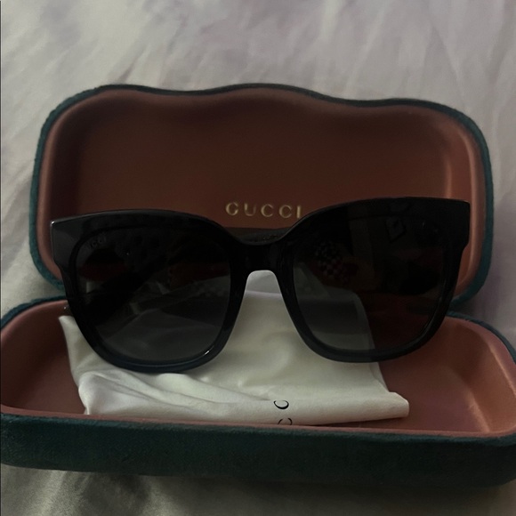 Gucci Elegant Black Sunglasses - Picture 1 of 2